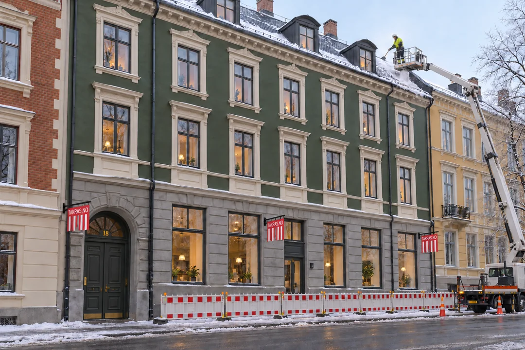 Illustrasjon av takkant med snø og is, TAKRAS.NO-varsling, fagperson i lift og avsperret fortau ved samme bygård.
