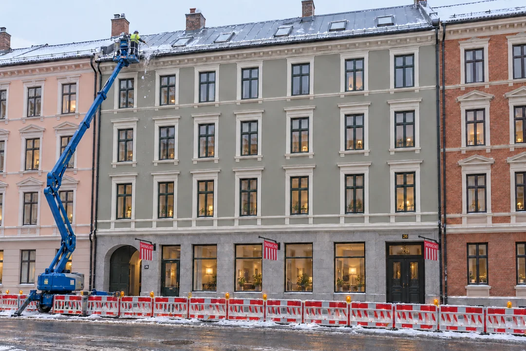 Illustrasjon som viser istapper, rødt TAKRAS.NO-varselflagg, inngang og port samt plass ved et avsperret fortau.