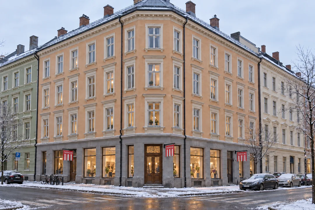 Illustrasjon av varselflagg på begge sider av en hjørneinngang, med fortau og sikt langs fasadene.