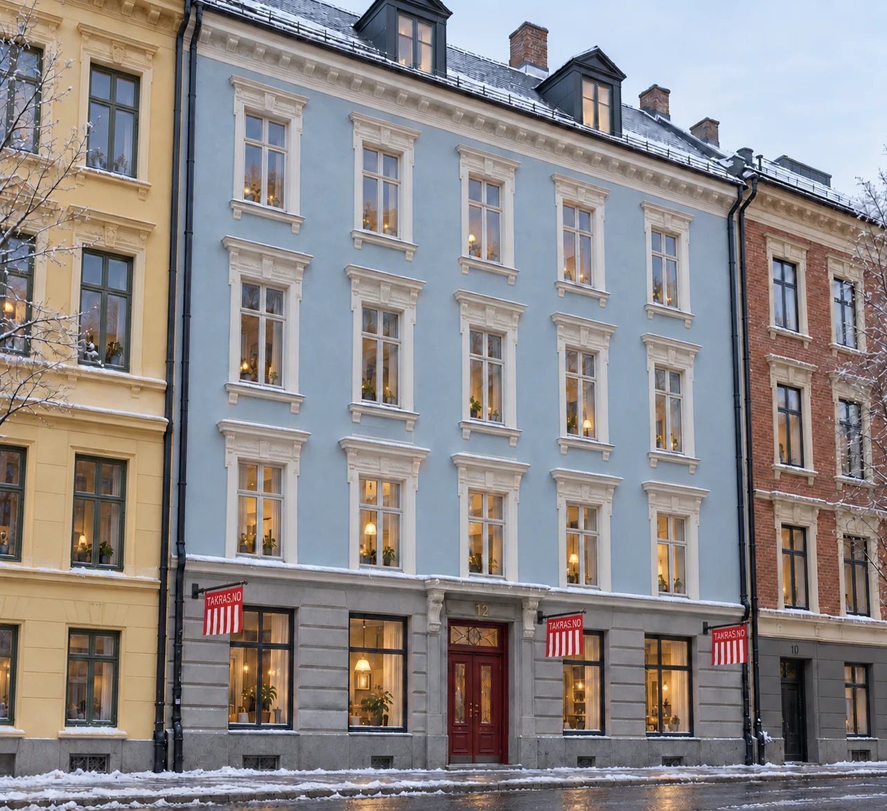 Illustrasjon av ferdig monterte TAKRAS.NO-varselflagg over fortauet ved en blå murgård i en Oslo-gate.
