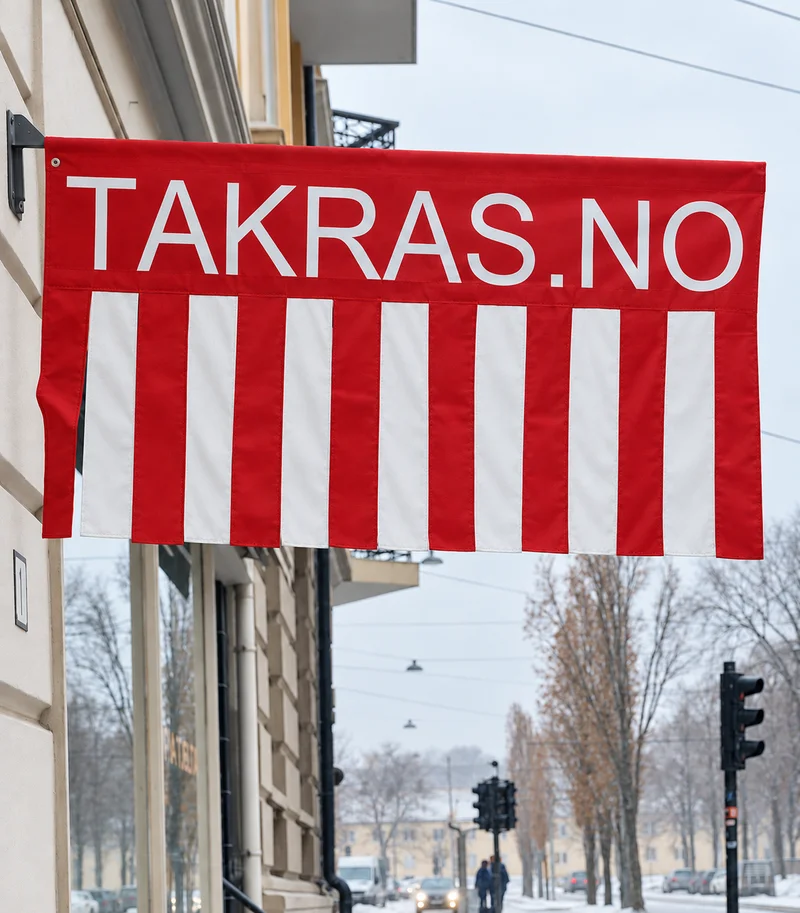Rødt Takras.no-varselflagg med frynser, montert ut fra en fasade ved fortauet.