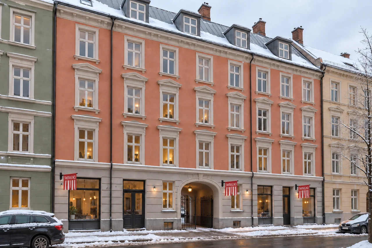 Illustrasjon av en Oslo-bygård med snø på taket, gateport og TAKRAS.NO-varselflagg over fortauet.
