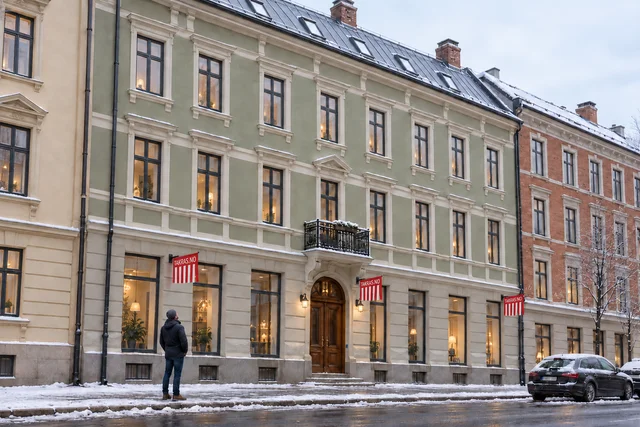 3D-illustrasjon av vintertilsyn ved en snødekt bygård med TAKRAS.NO-varselflagg og en fagperson som vurderer bygget fra gaten.