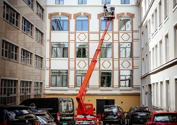 Solid Eiendomsservice på arbeid med lift i Oslo